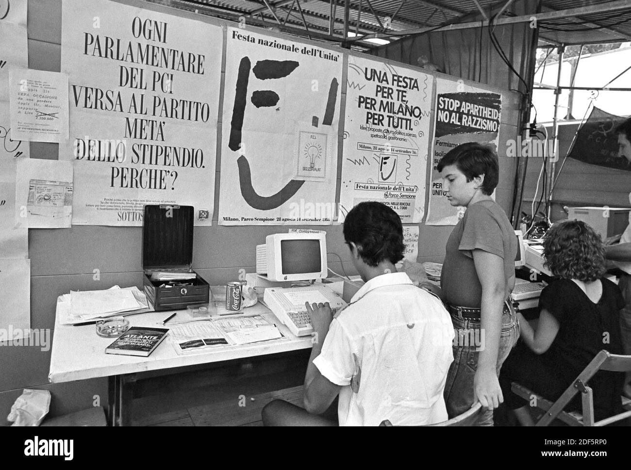 - PCI (Partito Comunista Italiano), Festa nazionale dell'Unità (Mailand, 1986) - PCI (Kommunistische Partei Italiens), Nationalfest der Unità (Mailand, 1986) Stockfoto