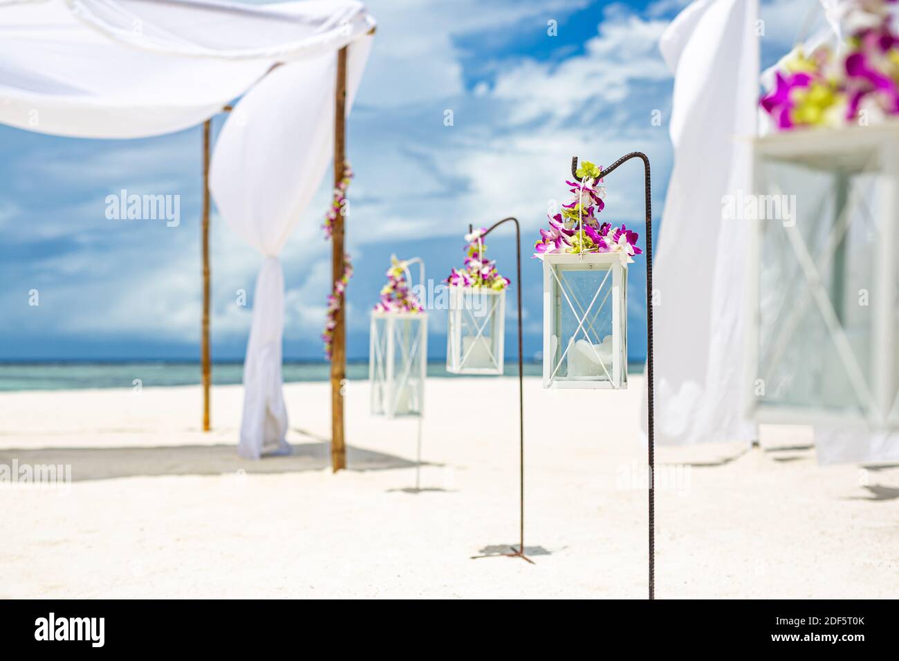 Romantische Hochzeitszeremonie am Strand, florale und weiße romantische Dekoration. Destination Hochzeit, Flitterwochen oder Jubiläum Feier, Strand Dekor Stockfoto