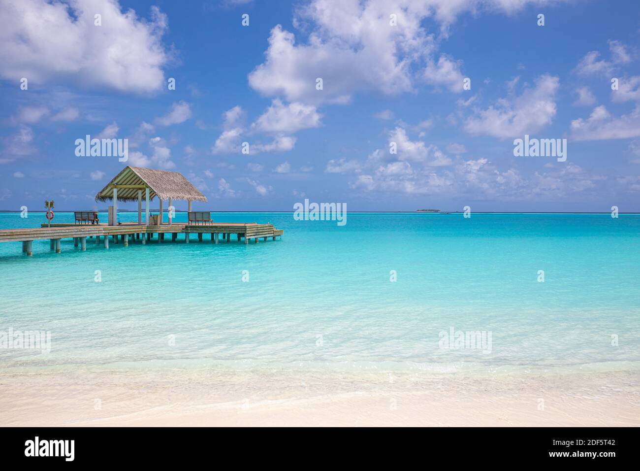 Wunderschöne Panoramalandschaft mit über Wasser Villen, Malediven Insel, Indischer Ozean. Luxuriöses Spa im Überwasser in der tropischen blauen Lagune der Malediven Stockfoto