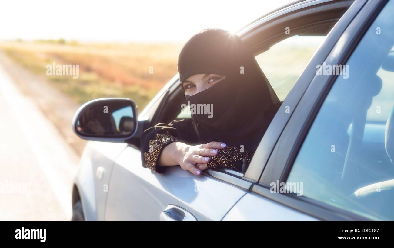 Autofahrerin schaut zurück und schaut zurück. Stockfoto