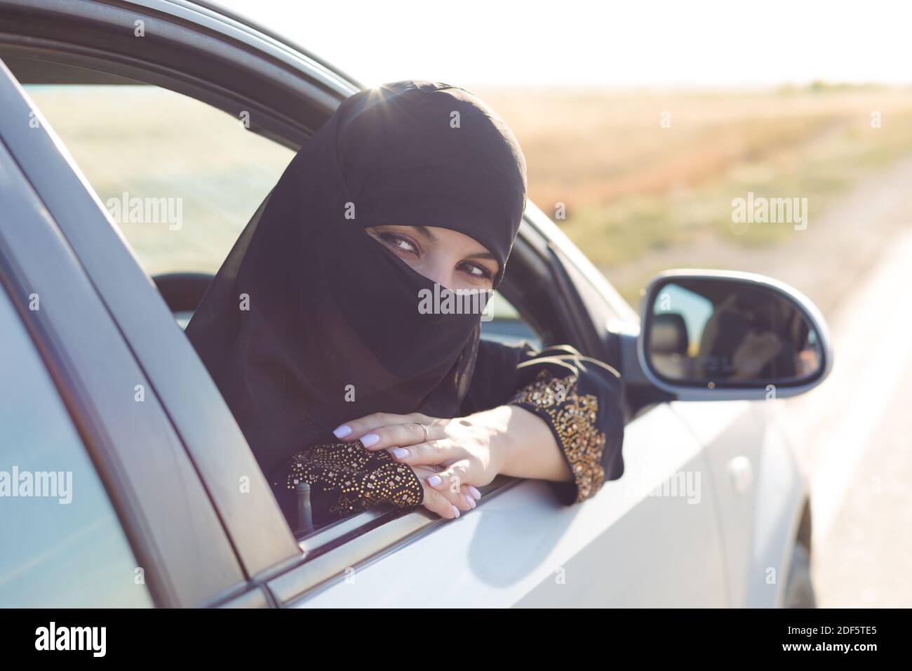 Frau Autofahrer schaut zurück und schaut zurück., Stockfoto