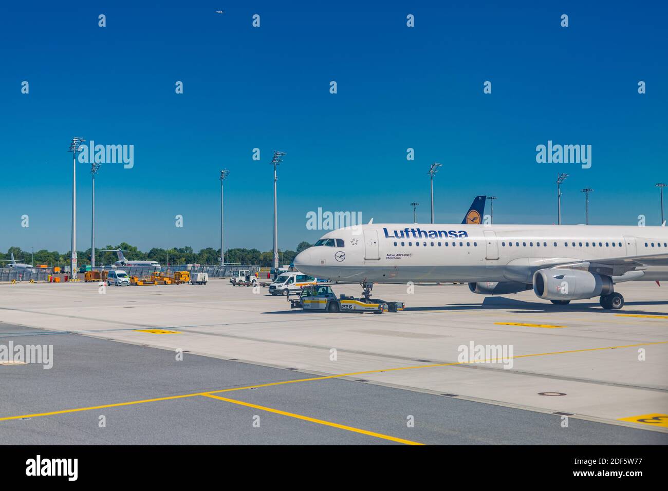 Frankfurt Deutschland 23.02.19. Lufthansa Airbus-Düsenflugzeug mit zwei Triebwerken steht am Flughafen und wartet auf den Flug Stockfoto