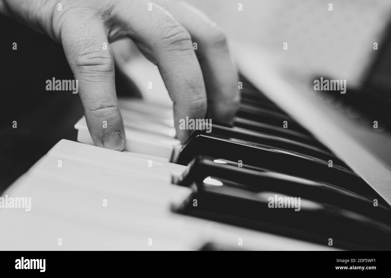 Mann spielt Klavier im Studio, nimmt neues Lied auf. Stockfoto