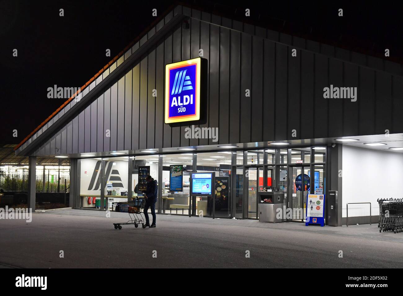 ALDI Sued Filiale, im Nachhinein, beleuchtet, Lebenswitttel Discounter, Schild, Logo, Firmenemblem, weltweit im Einsatz Stockfoto