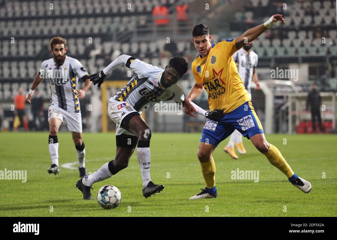 CHARLEROI, BELGIEN - 02. DEZEMBER: Shamar Nicholson von Charleroi kämpft mit Alexis Gamboa von Beveren während des Jupiler Pro League Spieltages 10 zwischen Sporting de Charleroi und Waasland-Beveren am 02. Dezember 2020 in Charleroi, Belgien. (Foto von Vincent Van Doornick/Isosport) Stockfoto