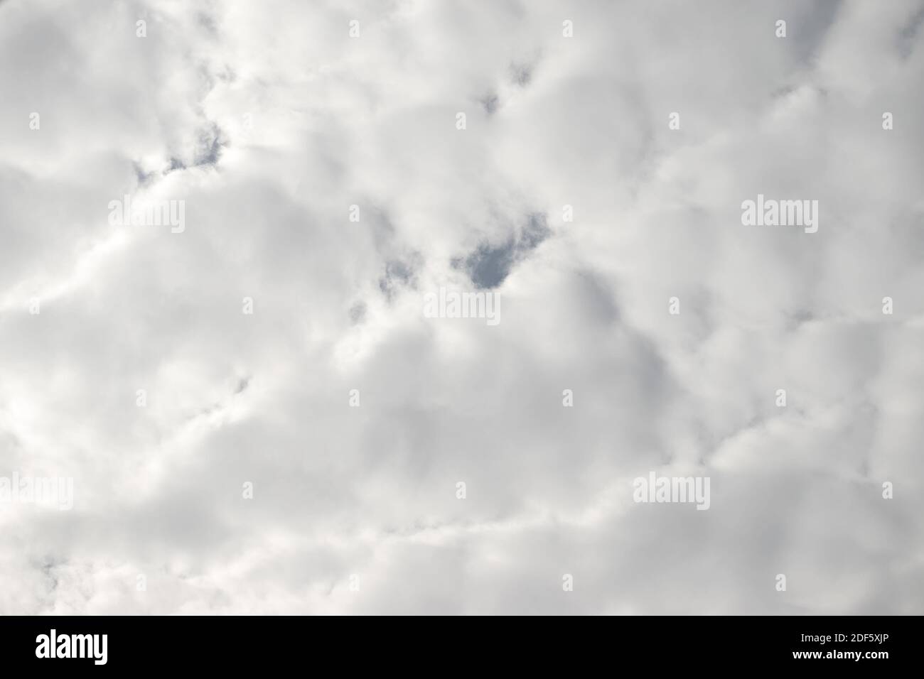 Weiße, flauschige Wolken am Himmel, Hintergrund und Textur Stockfoto