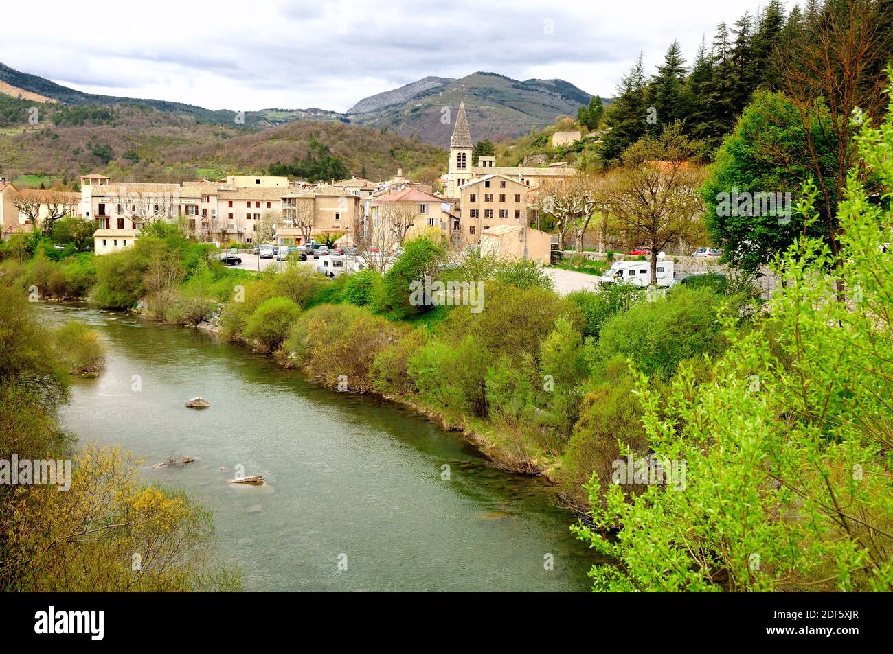 Blick auf die Stadt Castellane in Südfrankreich mit dem Fluss Verdon im Vordergrund. Stockfoto