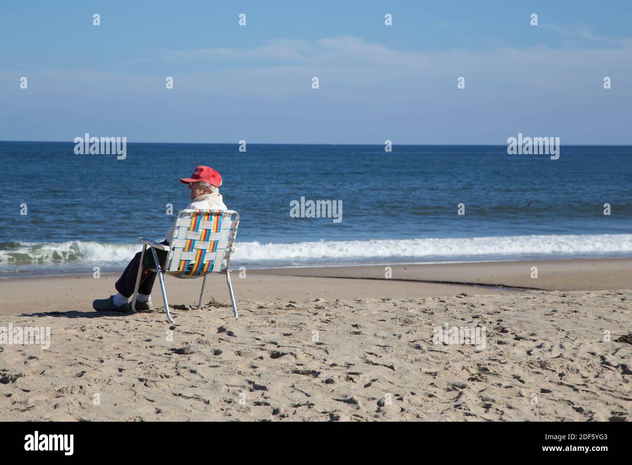 Frau saß allein am Strand, Cape Cod, MA Stockfoto