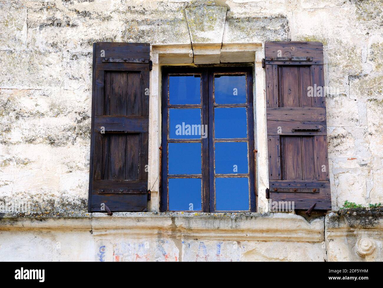 Offenes Fenster des französischen Hauses mit hölzernen Fensterläden. Stockfoto