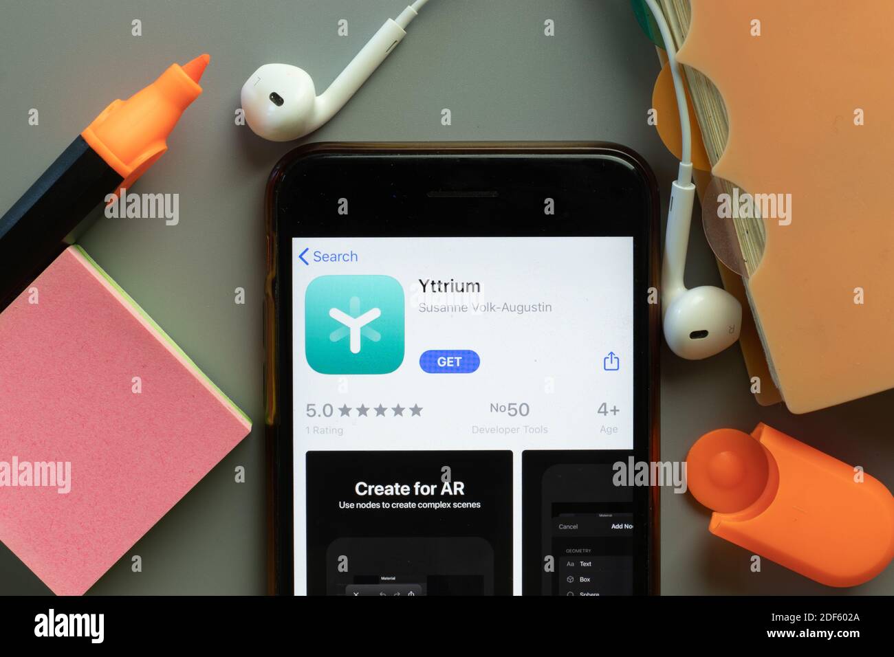 New York, USA - 1. Dezember 2020: Yttrium mobile App Icon auf dem Telefonbildschirm Draufsicht, illustrative Editorial. Stockfoto