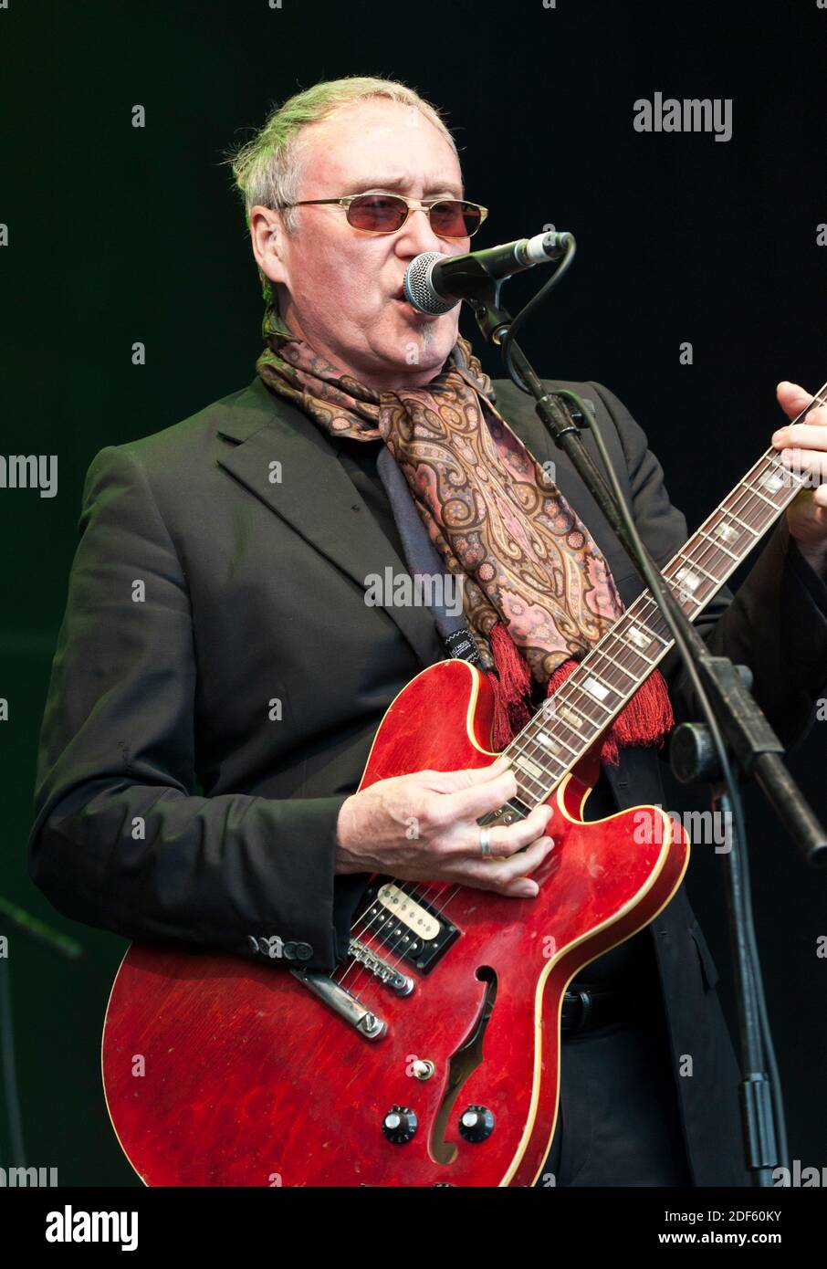 Dennis Graves von classis English Blues Band, Nine below Zero, tritt 2012 beim Cornbury Festival in Großbritannien auf Stockfoto