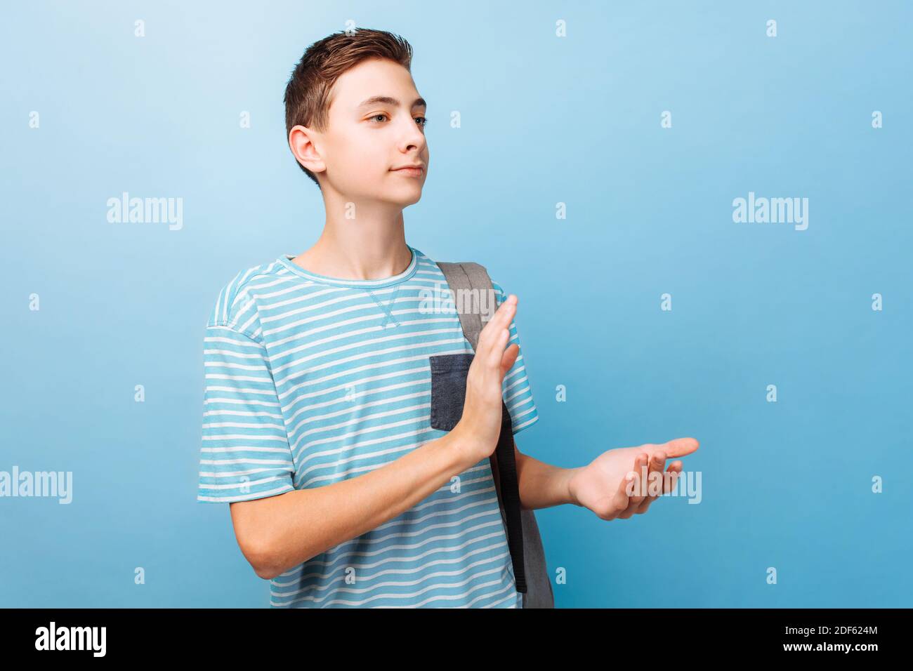 Fröhlicher Teenager mit klatschenden Händen Stockfoto