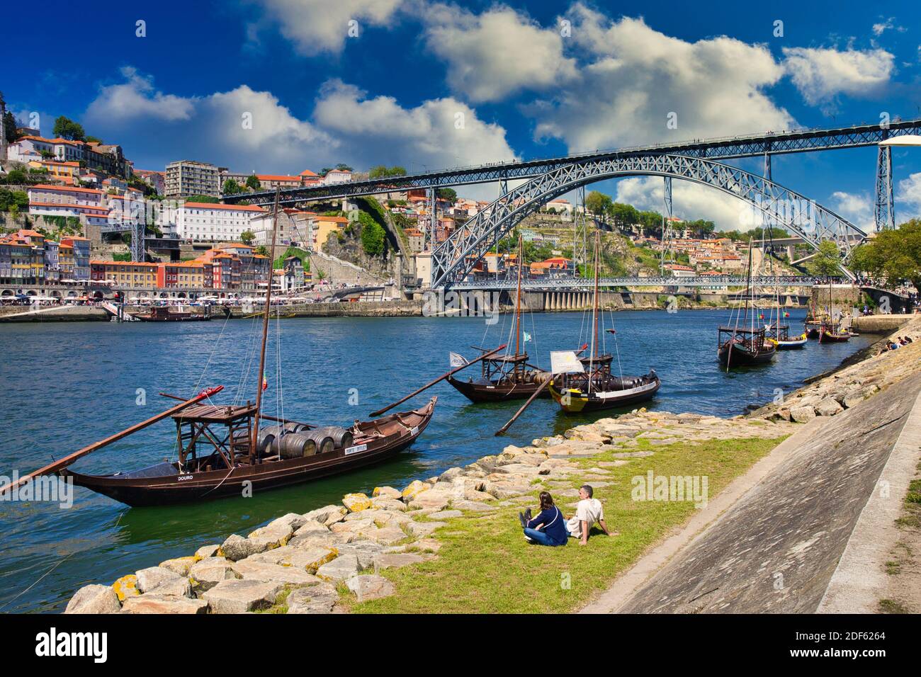 Traditionelle portugiesische Holzfrachtboote, die Portwein, den Fluss Rio Douro, Vila Nova de Gaia, die Brücke Ponte Dom Luis I, Porto, Portugal transportieren Stockfoto