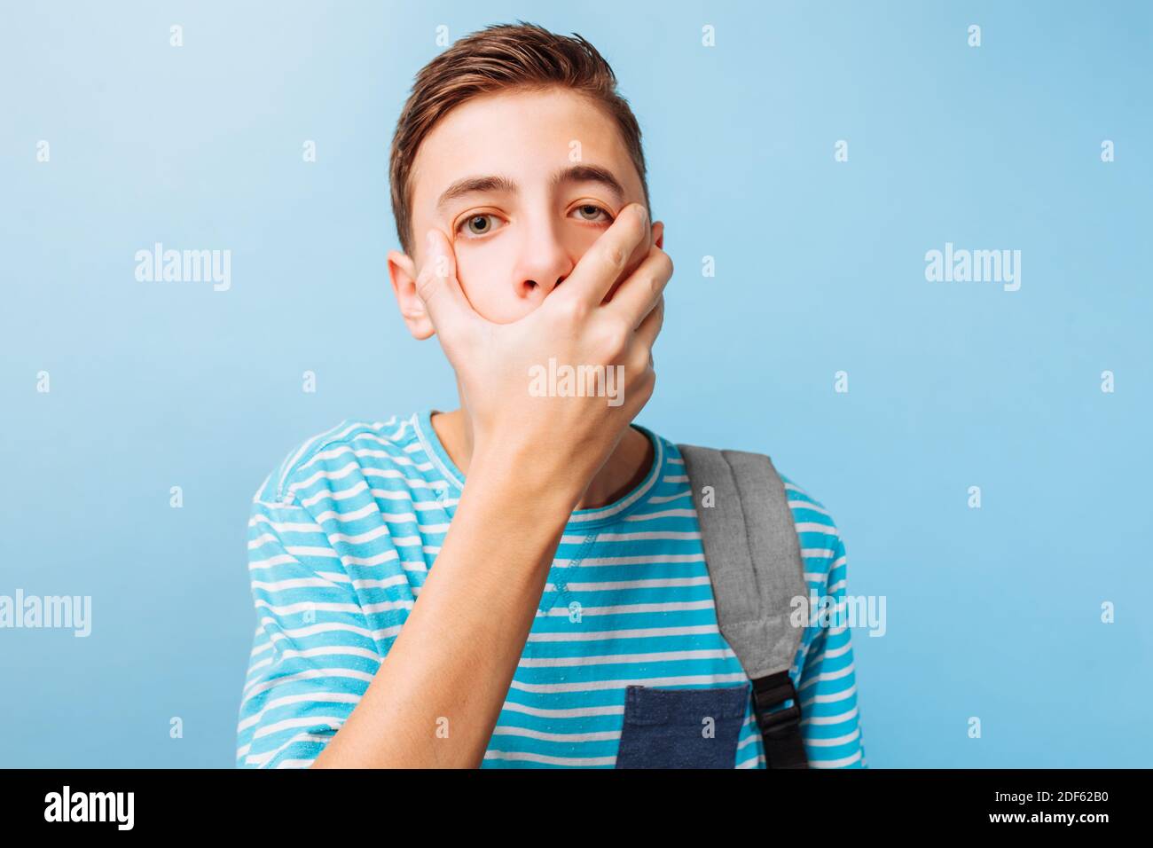 Der Mensch bedeckte seinen Mund mit der Hand, das Konzept der Stille Stockfoto