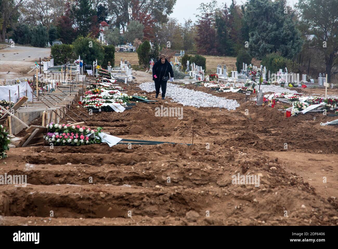 Thessaloniki, Griechenland - 3. Dezember 2020: Zehn neue Gräber von Covid-19 Opfern auf einem Friedhof in Evosmos, Thessaloniki Stockfoto