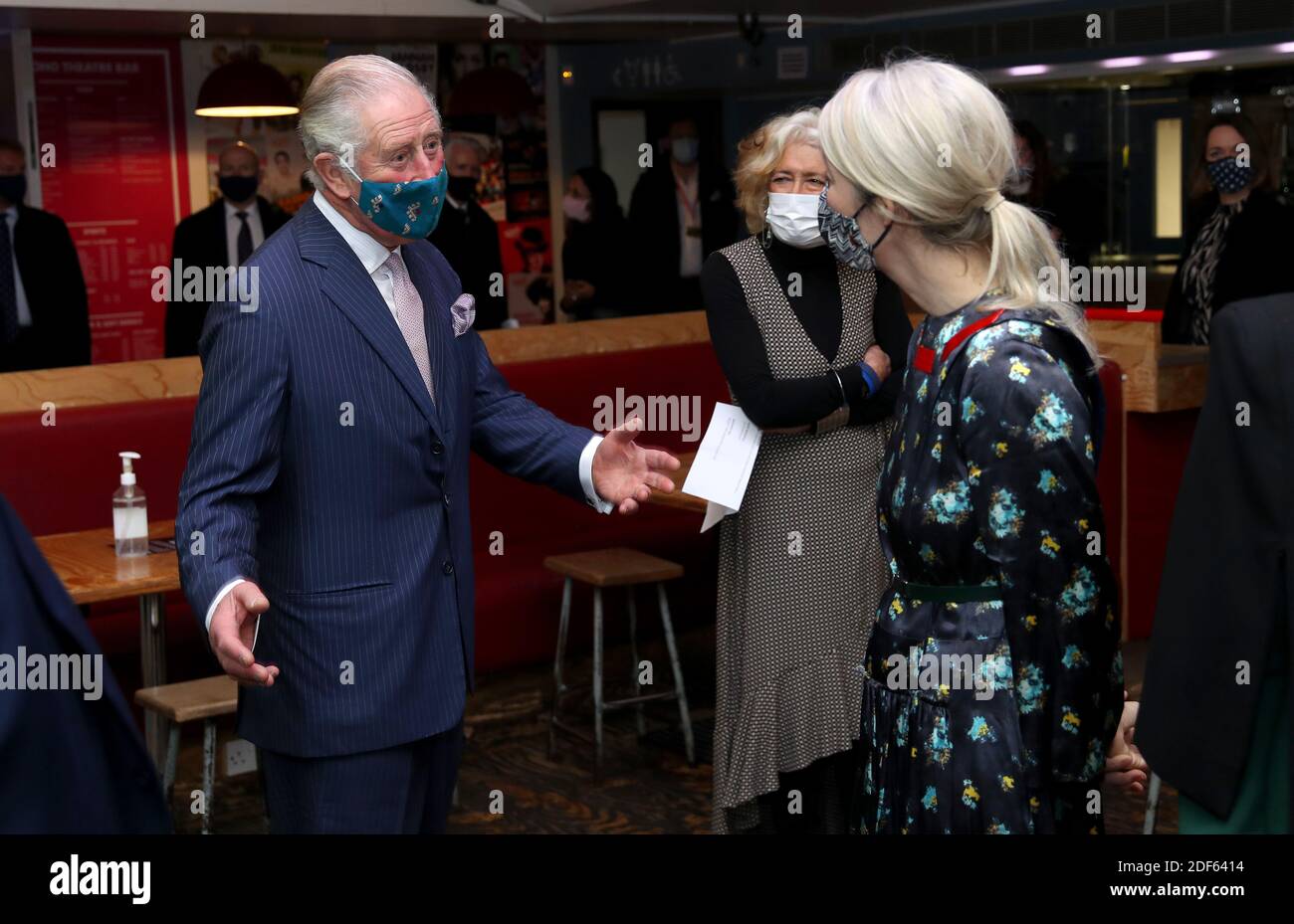 Der Prinz von Wales spricht mit Justine Simons, der stellvertretenden Bürgermeisterin für Kultur und Kreativwirtschaft, während eines Besuchs im Soho Theatre in London. Stockfoto