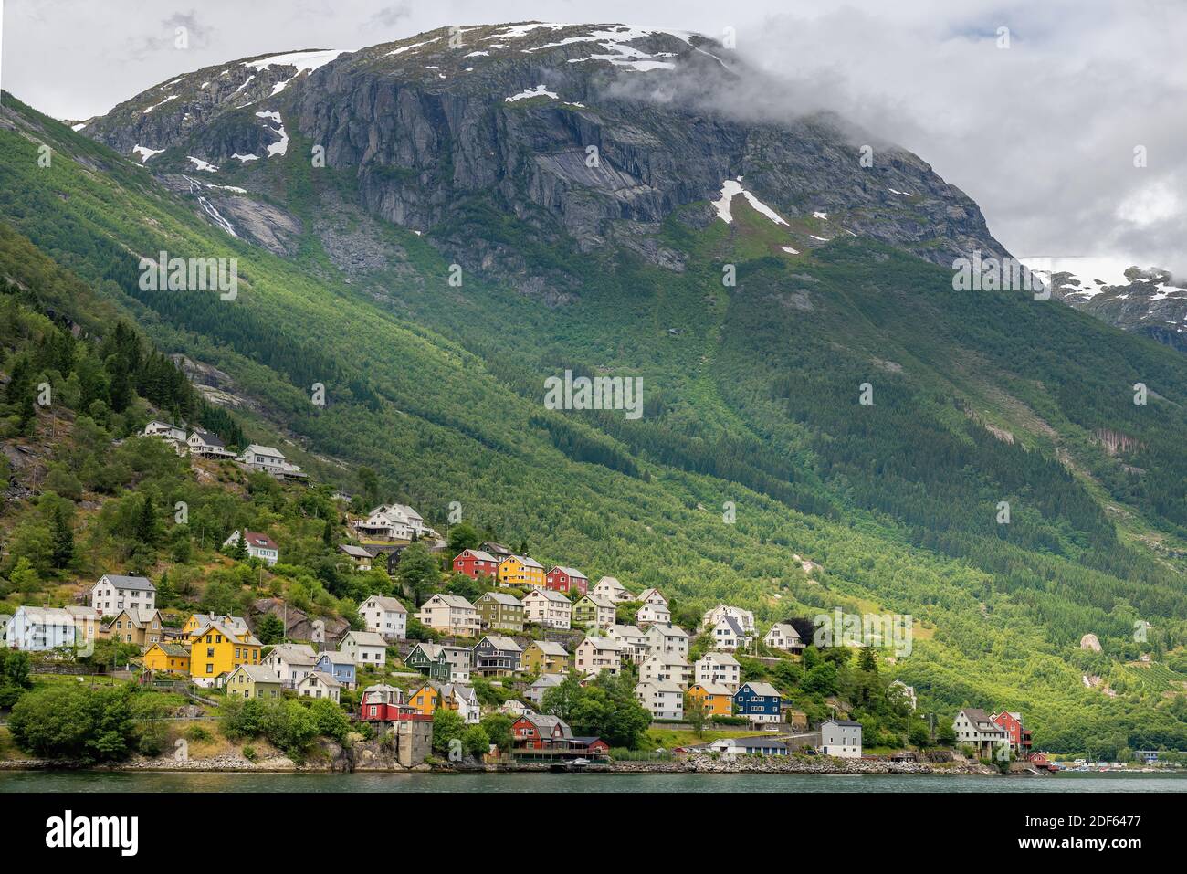 Eine malerische Aussicht auf ein Dorf mit verschiedenen farbigen Häusern in Odda, Norwegen. Stockfoto
