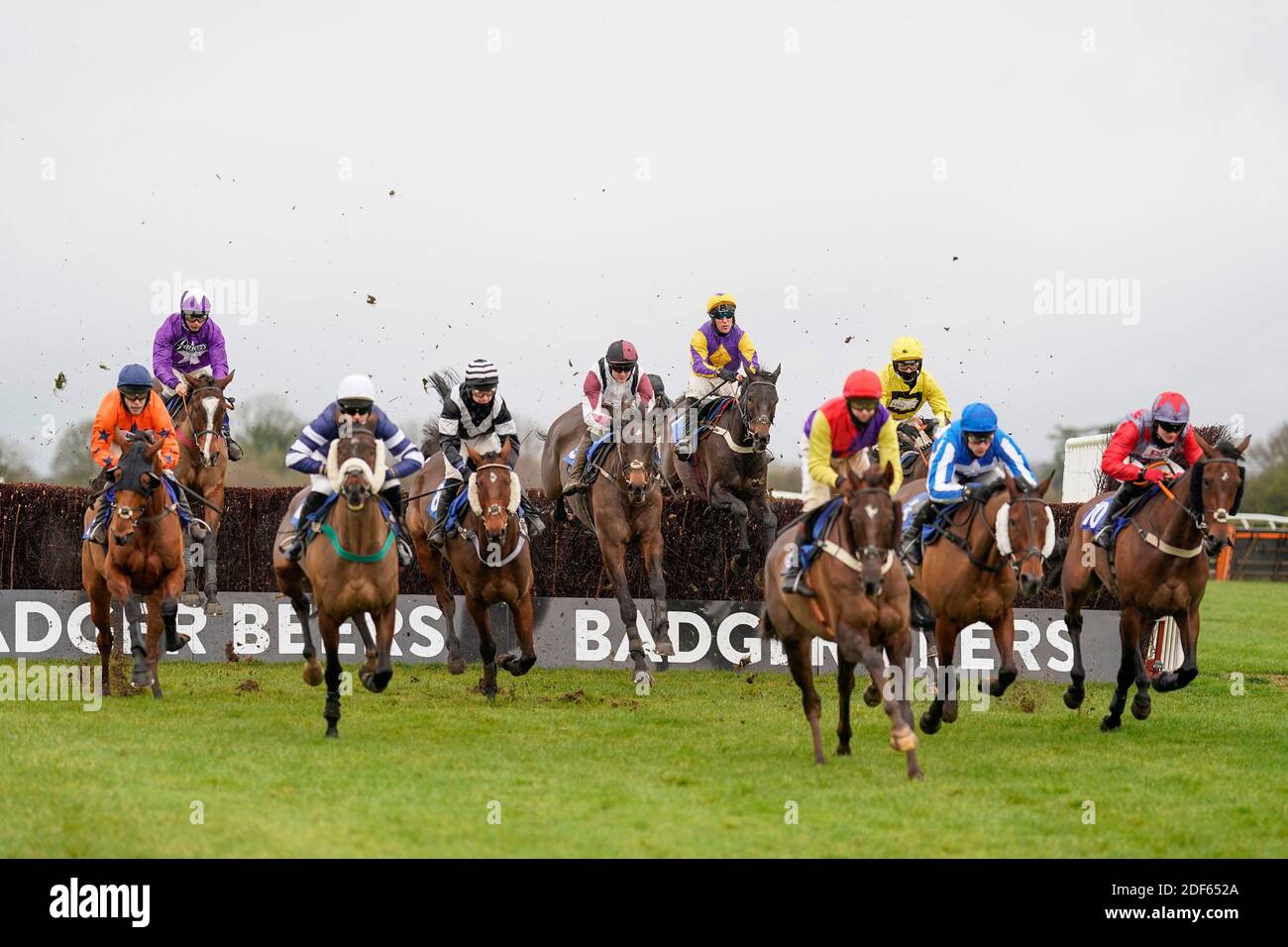 Robbie Power reitend Darlac (Mitte, gelb/lila) auf dem Weg zum Gewinn der Weatherbys Racing Bank Silver Buck Handicap Chase auf der Wincanton Rennbahn. Stockfoto