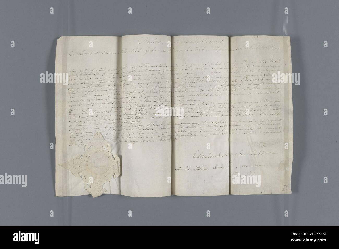 Urkunde, Anonymous, 12. August 1791, Papier, Tusche, Urkunde, gefaltet: 32 x 13.5 x 0,5cm 320 x 135 x 5mm, Wappenschild, Löwe, Urkunde über die Ernennung von C.P. Schacht wurde Professor für Medizin an der Universität von Harderwijk in 1791. Die Urkunde ist auf Papier geschrieben und enthält fünf Falten drei vertikal und zwei horizontal. An der Spitze der Urkunde steht der Kurator Magnificentissimus und darunter ist Curatores Academiae Ducatus Gelriae, A. und Comitatus Zutphaniae Lectoribus Salutem. Unten links ist ein Papiersiegel, mit einem gekrönten Schild, der von zwei Löwen gehalten wird, umgeben von der Stockfoto