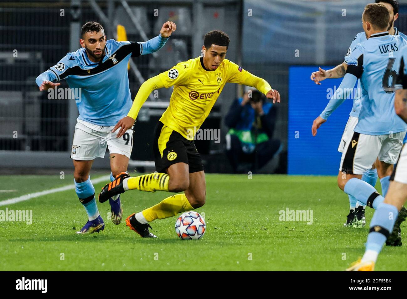 Dortmund, Signal-Iduna-Park, 02.12.20: Jude Bellingham (Dortmund) im Zweikampf mit Mohamed Fares (Rom) im Championsleague Spiel Borussia Dortmund vs. Stockfoto
