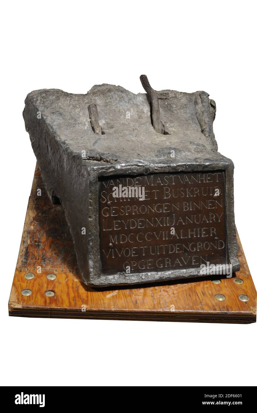 Anonym, vor 1807, Kupfer, Blei, 23.5 x 45 x 55 cm (Kupferplatte 19 x 25.5 cm), Bleistück vom Pulverschiff, das als Gegengewicht zum Mast diente. Zwei Eisenstangen wurden durch das Blei eingeführt. Diese sind eingebogen. Nach der Katastrophe wird das Blei mit einer Kupferplatte mit einer sechszeiligen Inschrift versehen: SPRANG VOM MAST DES SCHIFFES MIT BUCHSENKRAUT. XII JANUAR MDCCCVII. HIER IST DER VI FUSS VOM BODEN, 1879 ENTFERNT Stockfoto