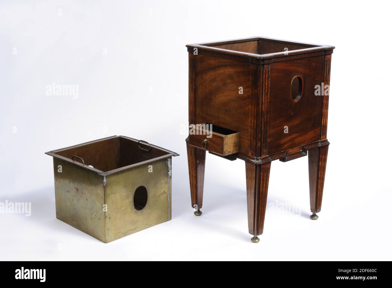 Kocher, Anonymous, letztes Viertel des 18. Jahrhunderts, Kupfer, Mahagoni, Zitronenholz, Allgemein: 48.5 x 48.5 x 28cm (485 x 485 x 280mm), Kupferschale: 19 x 26 x 25,5cm (190 x 260 x 255mm Square Mahagoni Tee-Herd mit einer kleinen Schublade. Mit gepolsterten, geriffelten Eckpfosten und konischen Beinen, mit Zitronenholz eingelegtes Holz. Die Beine sind auf gekrümmten Kupferfüßen. Die obere Schiene und die untere Schiene sind profiliert und mit Verwicklungen an den Ecken übersteht. Ovale Öffnung auf beiden Seiten. Die Schublade befindet sich an der Vorderseite, direkt über der Unterseite. Im Ofen ein quadratischer Kupferbehälter, ebenfalls mit zwei ovalen Öffnungen und zwei dünnen beweglichen Griffen. Der Stockfoto