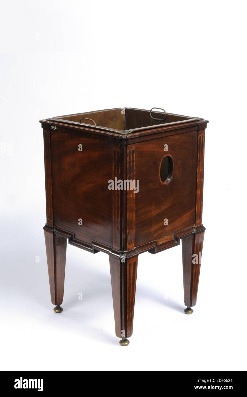 Kocher, Anonymous, letztes Viertel des 18. Jahrhunderts, Kupfer, Mahagoni, Zitronenholz, Allgemein: 48.5 x 48.5 x 28cm (485 x 485 x 280mm), Kupferschale: 19 x 26 x 25,5cm (190 x 260 x 255mm Square Mahagoni Tee-Herd mit einer kleinen Schublade. Mit gepolsterten, geriffelten Eckpfosten und konischen Beinen, mit Zitronenholz eingelegtes Holz. Die Beine sind auf gekrümmten Kupferfüßen. Die obere Schiene und die untere Schiene sind profiliert und mit Verwicklungen an den Ecken übersteht. Ovale Öffnung auf beiden Seiten. Die Schublade befindet sich an der Vorderseite, direkt über der Unterseite. Im Ofen ein quadratischer Kupferbehälter, ebenfalls mit zwei ovalen Öffnungen und zwei dünnen beweglichen Griffen. Der Stockfoto