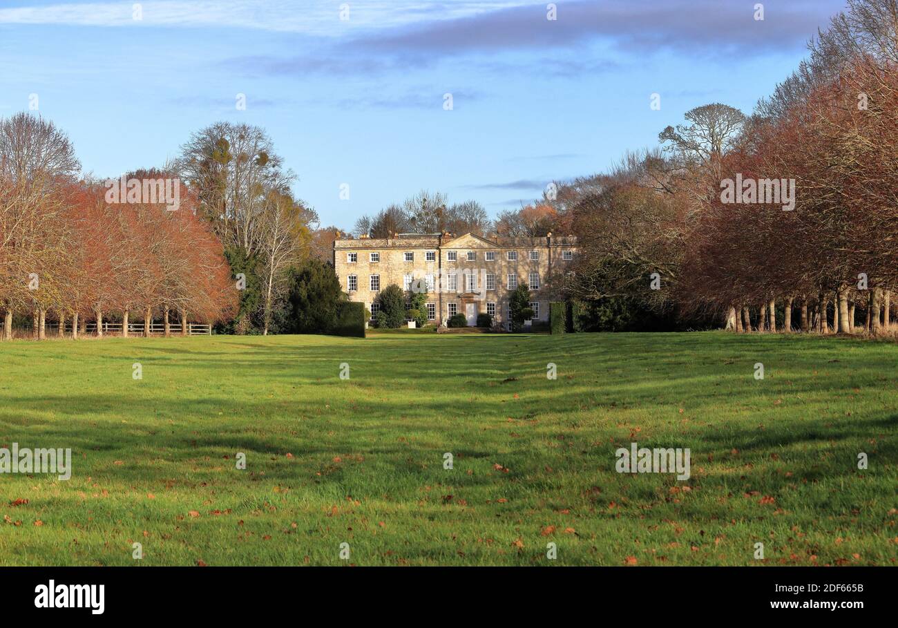 Herbst auf einem englischen Landgut mit Herrensitz und Parklandschaft Stockfoto