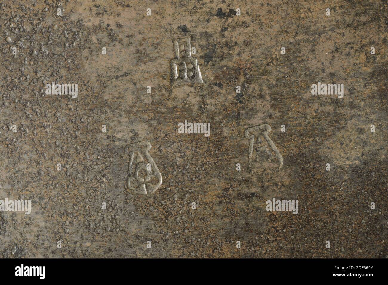 Zugsäge, Anonymous, 1777, Eisen, Eiche, Messing, Allgemein: 67.5 x 173 x 4.3cm (675 x 1730 x 43mm), ZUGSÄGE mit bogenförmigem Eisensägeblatt und Griffen aus einem Stück Eiche gesägt und geschnitten. Das Griffteil hat auf beiden Seiten eine dekorative Schnitzerei. Das Zentrum wird durch eine Rosette betont. Auf der einen Seite ist links die Rosette ANNO und auf der rechten Seite 1777 und auf der anderen Seite PV und DB (Initialen des Eigentümers). Oben, wo die Schlaufen 'enden', werden halbe Rosetten aufgetragen. Die Schlaufen sind auf beiden Seiten in der Biegung mit einem Streifen aus Eisen verstärkt, mit Messingschrauben gesichert. Im Boden wurden geschlitzte Öffnungen gemacht Stockfoto