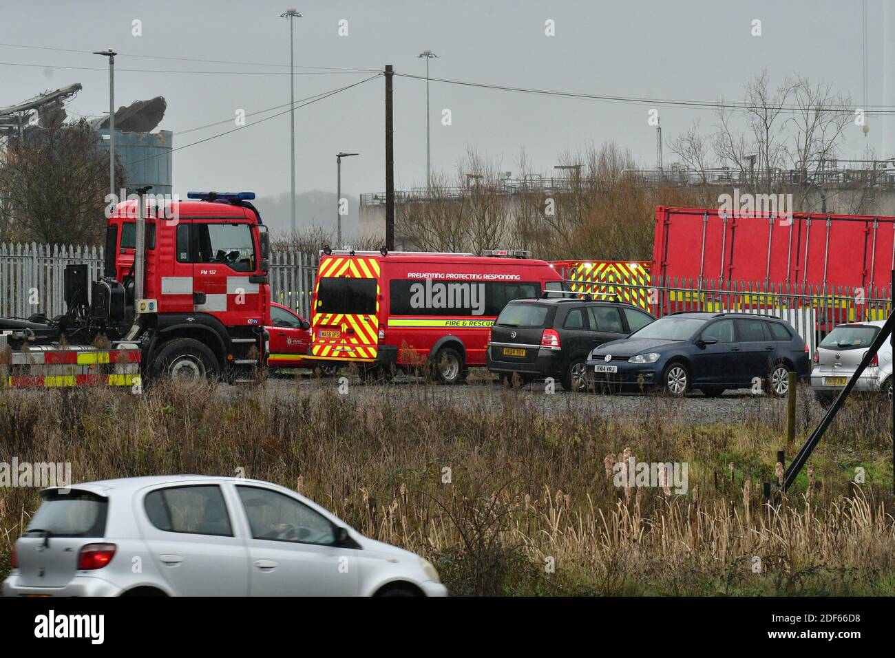 Bristol, Großbritannien. Dezember 2020. Große Explosion von Kings Weston Lane Bristol. Mehrere Personen wurden verletzt. Avon Fire and Rescue Teams aus Bristol, Yate, Patchway, Southmead und Kingswood sind vor Ort. Bilder Kredit: Robert Timoney/Alamy Live Nachrichten Stockfoto