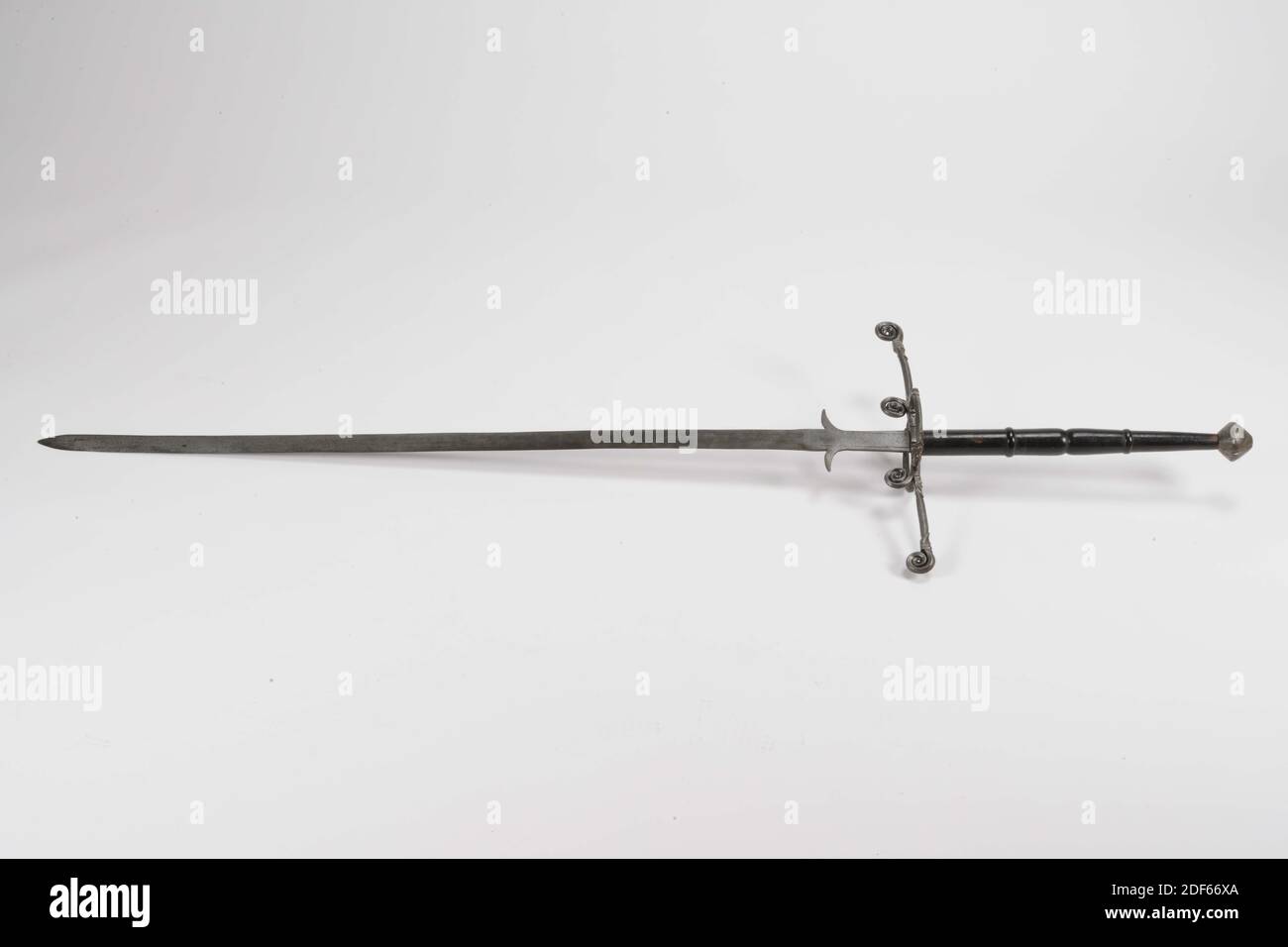 Schwert, Anonymous, zweite Hälfte des 16. Jahrhunderts, Eisen, Holz,  Breitschwert, sogenanntes "Zweihandschwert" aus Eisen mit einem schwarz  bemalten Holzgriff. Der Griff hat eine spulenförmige Kontur, in zwei Teile  durch einen Satz von