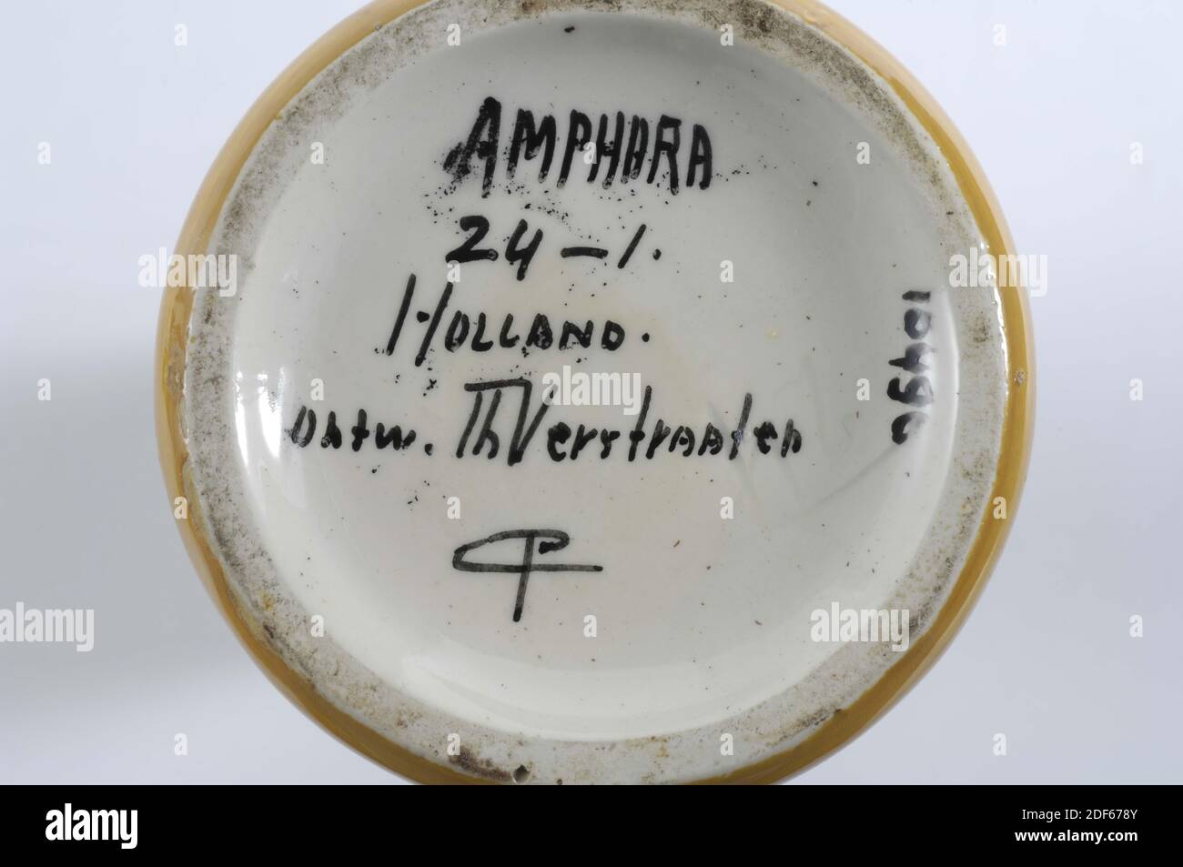 Vase, zwischen 1908-1927, CP [in einem], Glasur, Steingut, Allgemein: 26.3 x 7,3cm (263 x 73mm), Vase mit konischer Form. Linear verziert am oberen und unteren Rand in ockergelb und schwarz gegen weißen Boden, 2005 Stockfoto