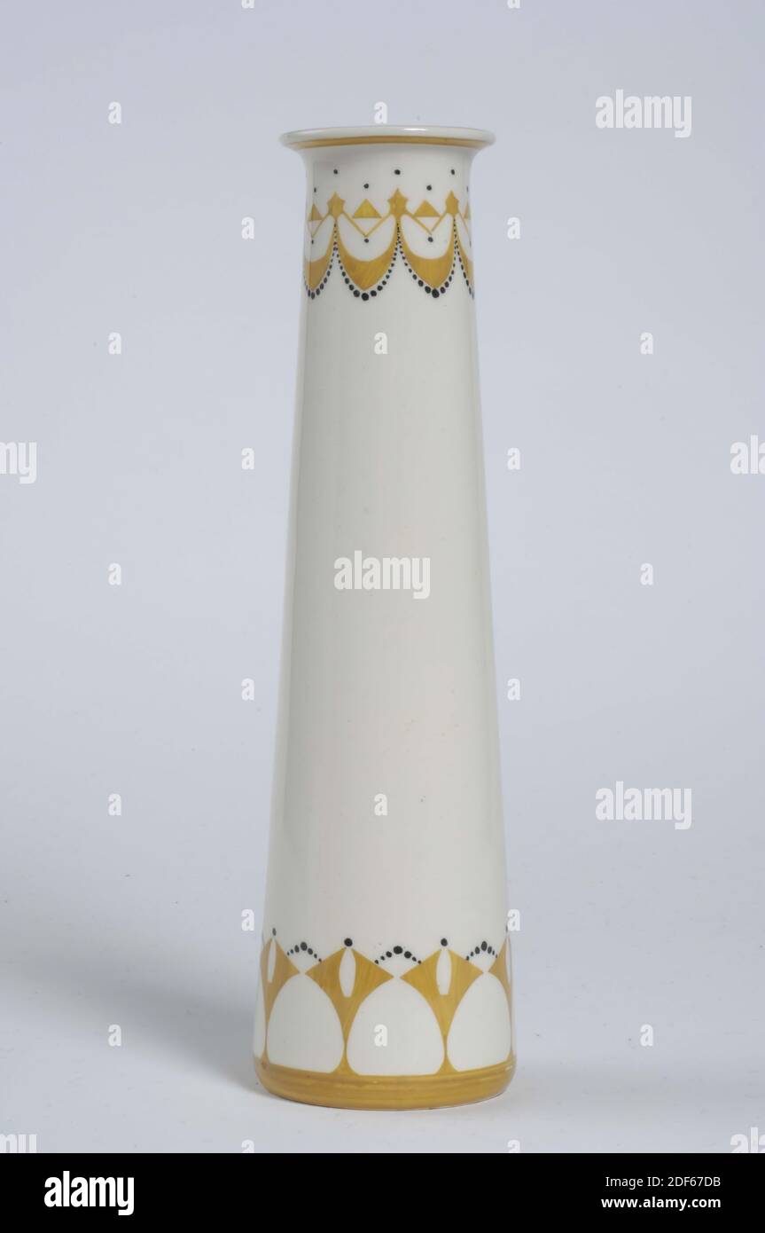 Vase, zwischen 1908-1927, CP [in einem], Glasur, Steingut, Allgemein: 26.3 x 7,3cm (263 x 73mm), Vase mit konischer Form. Linear verziert am oberen und unteren Rand in ockergelb und schwarz gegen weißen Boden, 2005 Stockfoto