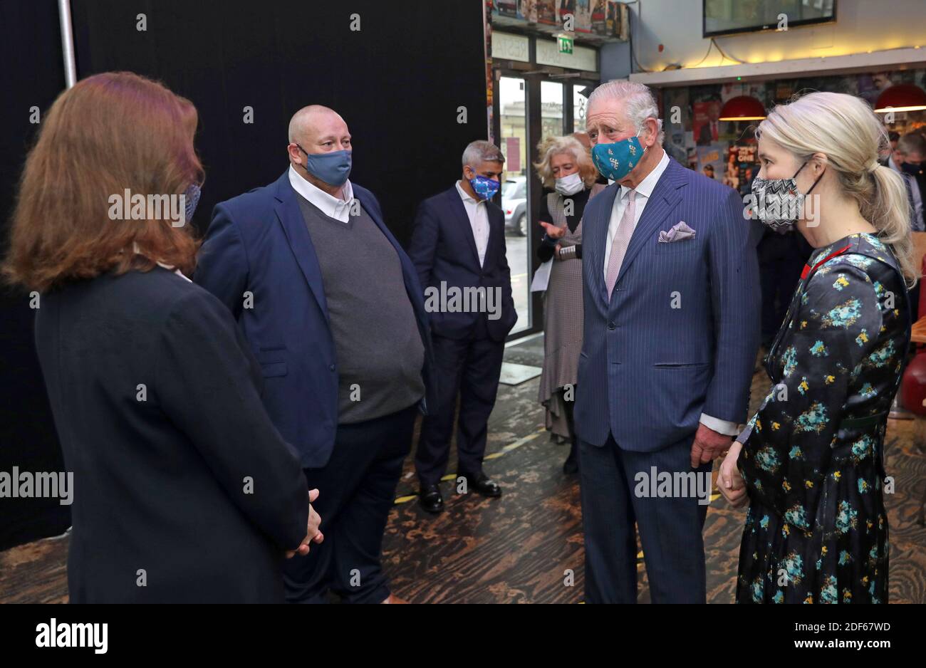 Der Prinz von Wales und Justine Simons (rechts), stellvertretende Bürgermeisterin für Kultur und Kreativwirtschaft, sprechen mit Vertretern des Soho-Theaters während eines Besuchs im Soho Theatre in London. Stockfoto