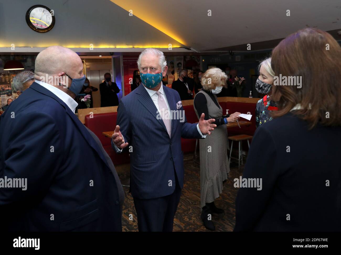 Der Prinz von Wales spricht mit Justine Simons (zweite von rechts), der stellvertretenden Bürgermeisterin für Kultur und Kreativwirtschaft und Vertretern des Soho-Theaters während eines Besuchs im Soho Theatre in London. Stockfoto