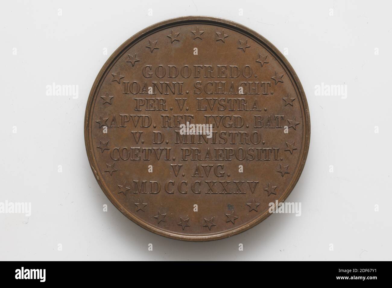Medaille, Jacques J. van Goor, 1835, geprägt, General: 4.3 x 0,4cm 43 x 4mm, Gewicht: 44.3g, bibel, Bronzemedaille, geprägt auf den 25-jährigen Dienst von G.J. Schacht, 1835. Auf der Vorderseite ist ein Rednerpult mit einem Tuch mit Quasten und einer offenen Bibel darauf. PS ist auf der linken Seite der Bibel. CIII V.2 und auf der rechten Seite der Bibel ist LVCXII V.43 .. Die Vorderseite enthält das kreisförmige VERBVM DEI MANET IN AETERVM. Auf der Rückseite, innerhalb eines Rahmens von 25 fünfzackigen Sternen, ist die Inschrift GODOFREDO IOANNI SCHACHT PER V LVSTRA APVD REF LVGD BAT V D MINISTRO COETVI PRAEPOSITI V AVG MDCCCXXXV, 1888 Stockfoto