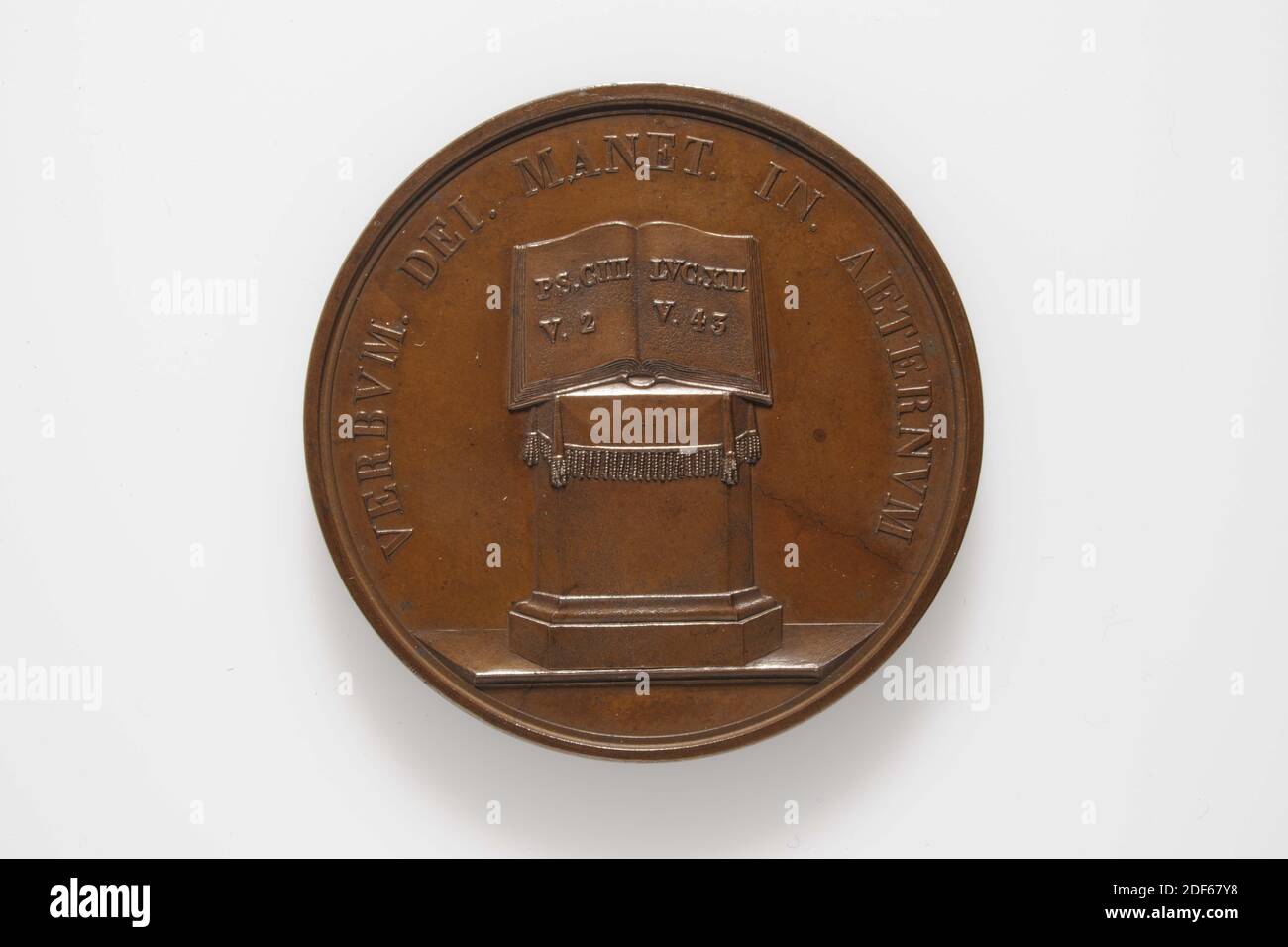 Medaille, Anonym, 1835, geprägt, Allgemein: 4.3 x 0,3cm 43 x 3mm, Gewicht: 46.3g, bibel, Bronzemedaille, geprägt auf den 25-jährigen Dienst von G. J. Schacht, 1835. Auf der Vorderseite ist ein Rednerpult mit einer offenen Bibel. Auf der linken Seite sind die Buchstaben: PS. CIII V. 2. Auf der rechten Seite steht: LVC.XII V. 43. Das Rundschreiben lautet: VERBVM. DEI. MANET. ZOLL AETERVM. Auf der Rückseite befindet sich die Inschrift GODOFREDO. IOANNI WELLE. PER. V. LVSTRA. APVD. REF. LVGD. BAT. V. D. MINISTRO. COETVI. PRAEPOSITI. V. DSGVO. MDCCCXXXV All Around Stars, 1986 Stockfoto