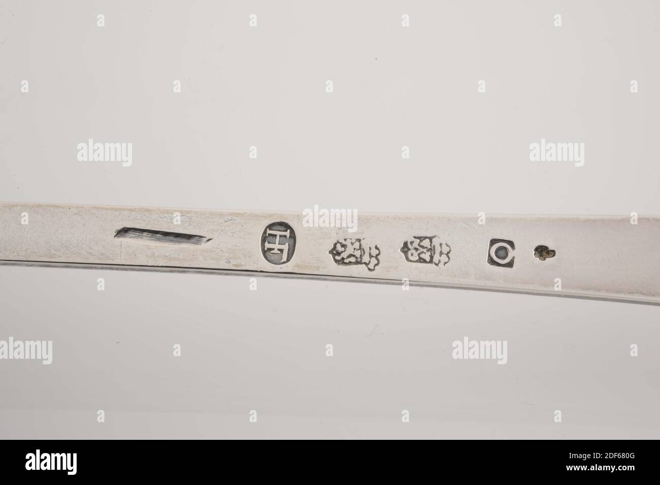 Schaufel (Serviermaterial), Hendrik Fortman, 1772, Allgemein: 38.6 x 13.8 x 2,4 cm (386 x 138 x 24 mm), Blume, Fisch, ovaler Silberfischlöffel mit langer, flacher Verjüngerung und am oberen Rand abgeschrägter Stiel. Auf dem breiten Ende ist ein gegossenes und graviertes Blumenmotiv, bestehend aus einer Schale mit einer Pflanze mit blühenden Blumen an der Oberseite und zwei Bändern und hängenden Blumentrinde an der Unterseite. Der Löffel hat ein doppeltes Lob. Die auf dem Stiel ausgehöhlte Schaufel hat drei Fische, die in einem Dreieck zwischen dem Rokoko-Ornament gruppiert sind. Auf der Rückseite markiert, 1949 Stockfoto