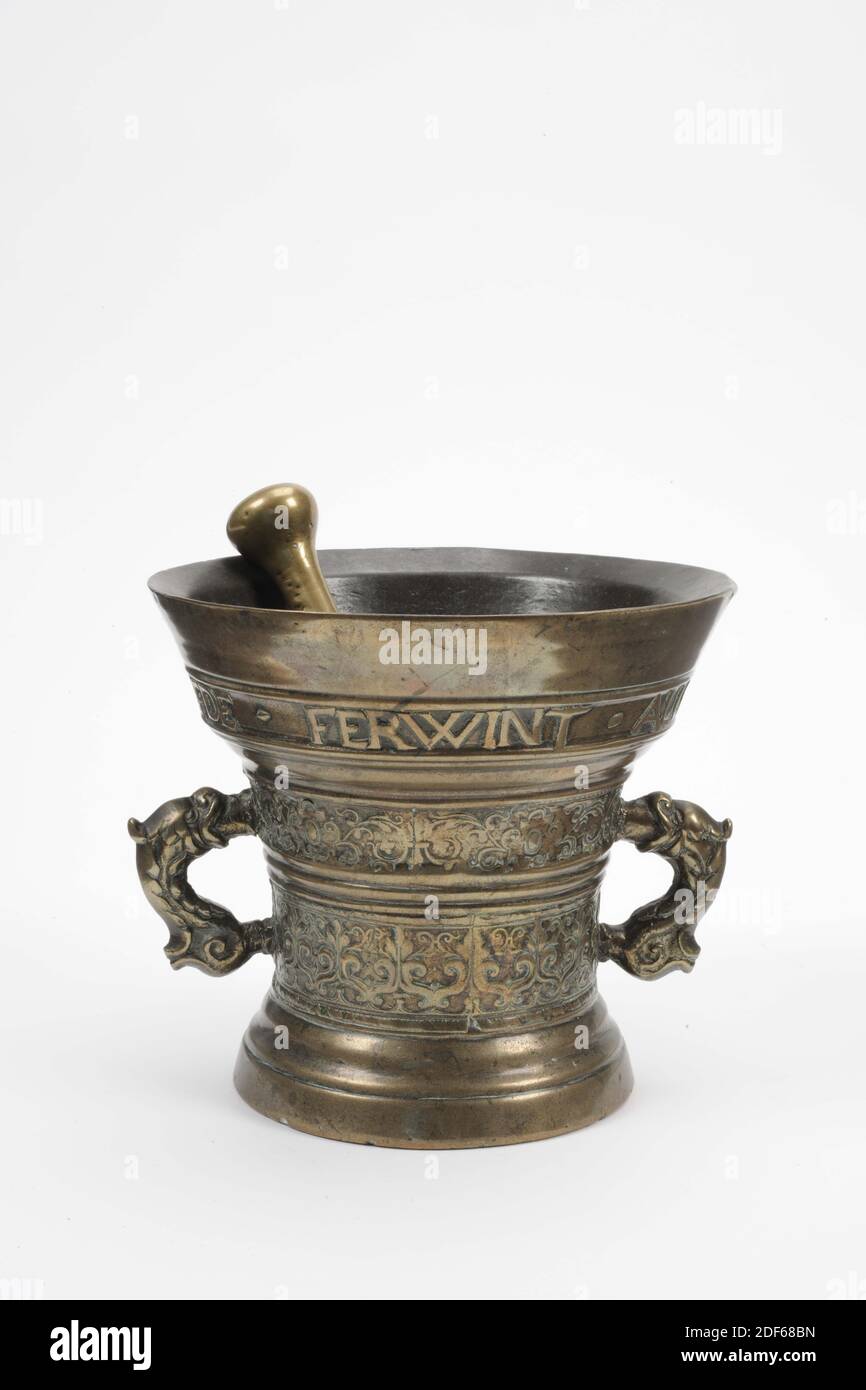 Anonym, 1610, gegossen, Mörser: 16 x 17,5cm, 160 x 175mm, Stößel: 19 x 3cm, 190 x 30mm, Bronze-schalenförmiger Mörser mit ausgestelltem Mundrand und zwei Delfinen als Ohr. Der Mörtel ist im Relief mit Arabesken und einem Rand mit der Aufschrift verziert: LEVDE * FERWINT * ALLE * DINCK * Aº 1610. Der Stößel hat auf beiden Seiten einen Knopf und in der Mitte einen verdickten Rand, 1975 Stockfoto