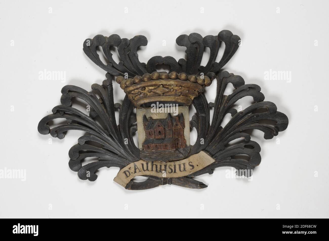 Wappen, Anonymus, 18. Jahrhundert, Allgemein: 26.5 x 41.5 x 4.5cm (265 x 415 x 45mm), Schloss, Familienwappen, Wappen mit dem Wappen von Dr. Auhusius (Collegium Medicum) aus geschliffenes und bemaltes Holz. Der Schild zeigt eine Burg mit Wassertürmen vor weißem Hintergrund. Über dem Schild ist eine Krone angebracht. Um Schild und Krone herum befindet sich ein lockiges Motiv, das unten zusammengebunden ist, über dem sich ein weiß bemaltes Banderole mit der schwarz bemalten Inschrift befindet. Auhusius., 1884 Stockfoto