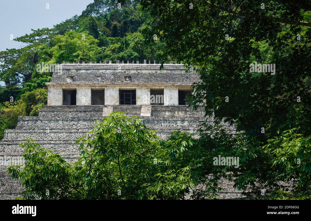 Tempel der Inschriften an der archäologischen Maya-Stätte umgeben von tropischem Wald in Palenque, Chiapas, Mexiko Stockfoto
