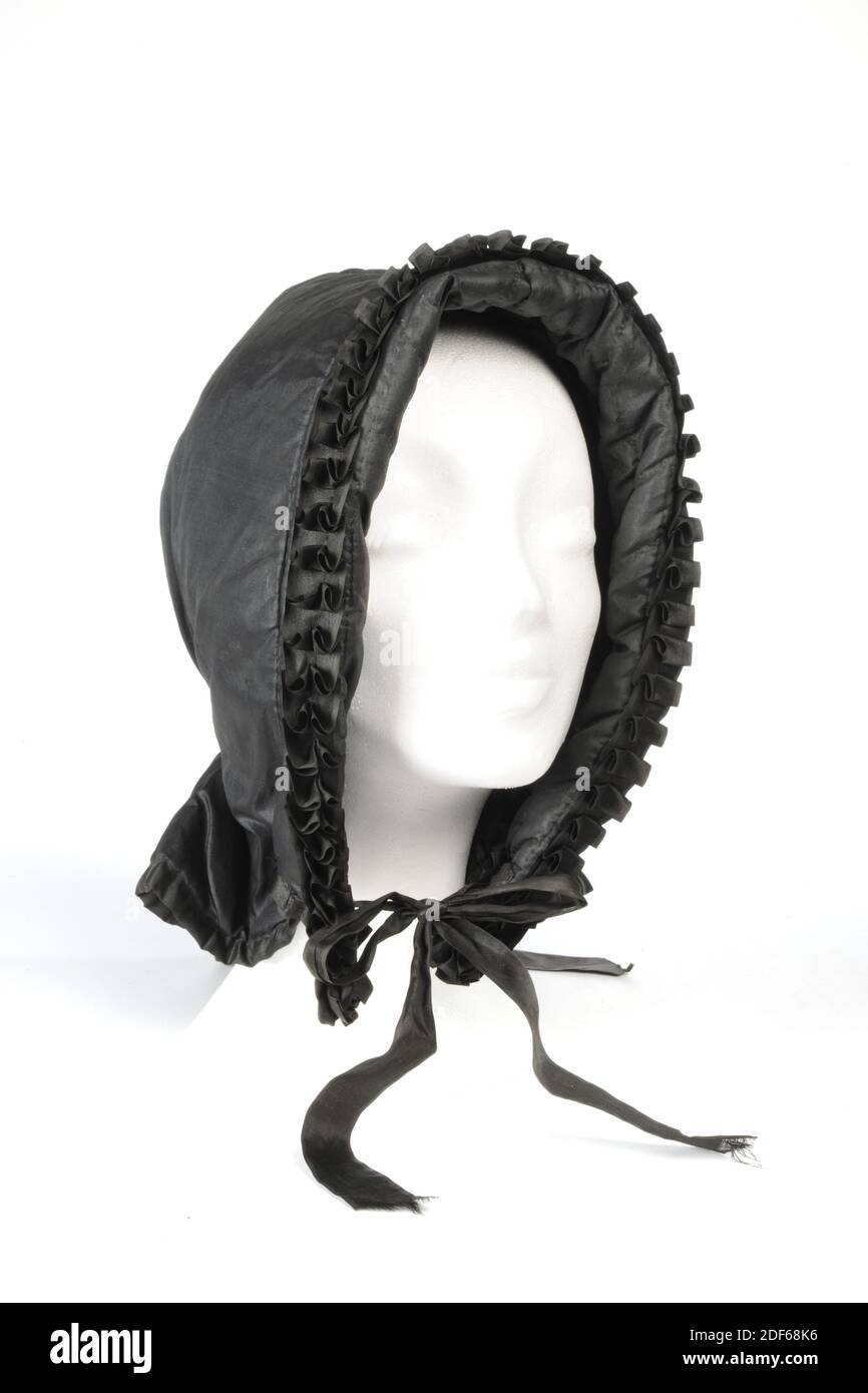 Kapuze, Anonymous, erstes Viertel 19. Jahrhundert, genäht, Allgemein: 42 x 27 x 16cm (420 x 270 x 160mm), gesteppte schwarze Seidenmütze oder Haube. Der erhöhte Rand um das Gesicht wird durch einen im Rand befestigten Eisendraht in Form gehalten. Die Trennung zwischen Kante und Kugel ist mit schwarzer Seide Rüsche getrimmt. Der Ball erstreckt sich bis zu den Schultern (sortie) und ist im Hals durch ein Seidenband, das in der Mitte zurück gebunden ist zerknittert. Mit zwei seitlichen Kehlriemen, 1887 Stockfoto