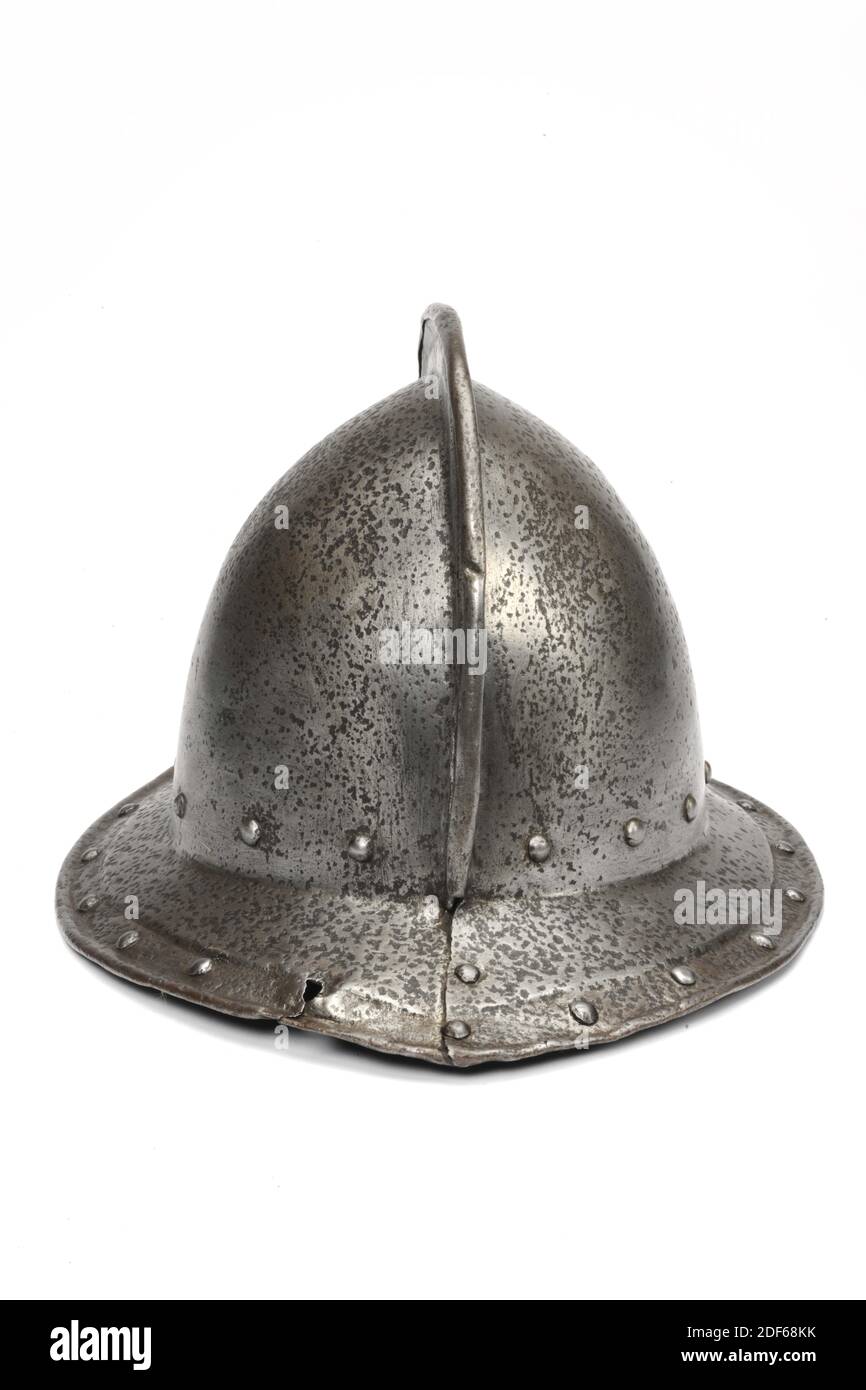 Helm, Anonymous, 16. Jahrhundert, Iron Cabasset mit einer eisernen  Federhülse und Helmwappen. Der Helm ist oval geformt und hat eine hohe,  kugelförmige Helmkugel, die Helmklappe ist nach unten geneigt. Die  Helmkugel besteht