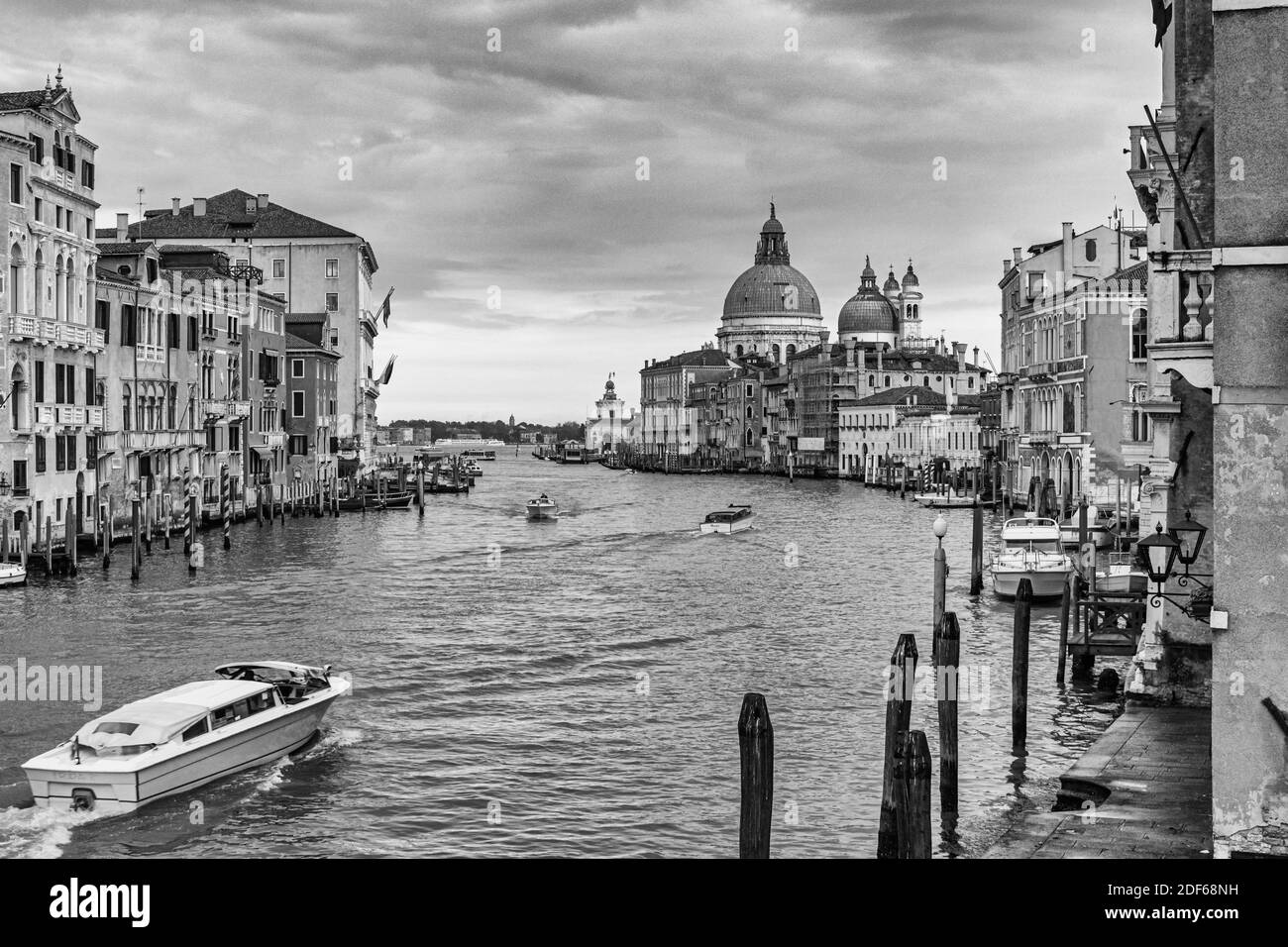 Wassertaxi auf dem Grand Canal monochrome, Venedig, Italien Stockfoto