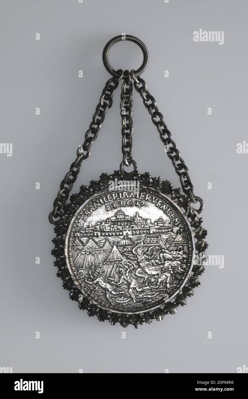 Medaille, Gerard van Bylaer, 1574, geprägt, General: 10.2 x 5.7 x 0,6cm (102 x 57 x 6mm), Gewicht: 44g, Silbermedaille, geprägt zur Belagerung von Leiden, 1574, bestehend aus einer Medaille in einem Kabelrand mit drei Ketten an einem Ring befestigt. Auf der Vorderseite der Medaille ist eine Darstellung eines Engels dargestellt, der Sanheribs Armee vor den Toren Jerusalems vertreib, und die Inschrift VT oben. SANHERIB A IERUSALEM 2.REG.19. Auf der anderen Seite die Stadtansicht von Leiden mit den Rampen der Belagerer im Vordergrund. Oberhalb der Szene befindet sich die Inschrift SIC HISPA A LEYD NOCTV 3. OKTO.1574, Stadtbild, Engel Stockfoto