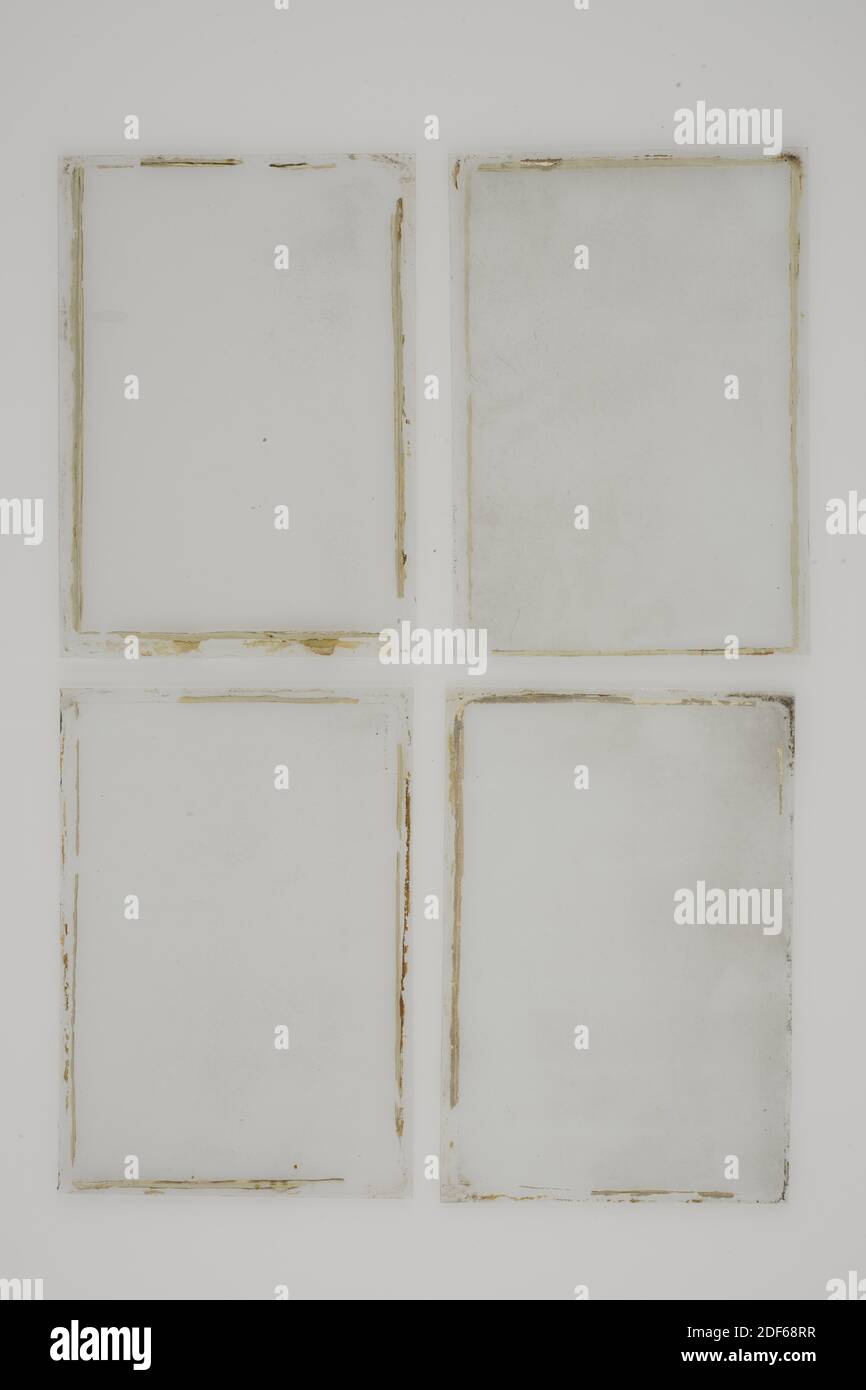 Fenster, Anonym, zweite Hälfte 17. Jahrhundert, pro Fenster ca.: 25.5 x 18 x 0,2cm (255 x 180 x 2mm), Blei, sechzehn Fenster aus einer Kiefernholztür. Vier getönte hellgrün und zwölf aus unfarbigem Glas, 1935 Stockfoto