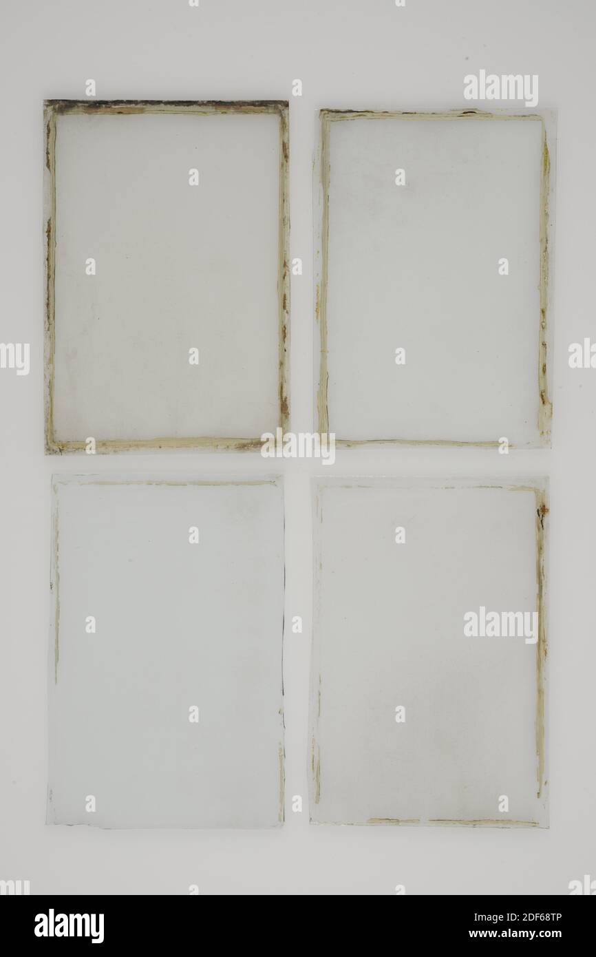 Fenster, Anonym, zweite Hälfte 17. Jahrhundert, pro Fenster ca.: 25.5 x 18 x 0,2cm (255 x 180 x 2mm), Blei, sechzehn Fenster aus einer Kiefernholztür. Vier getönte hellgrün und zwölf aus unfarbigem Glas, 1935 Stockfoto