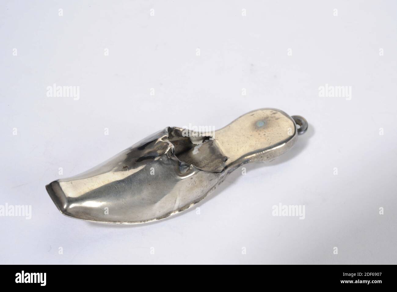 Anonym Zweite Halfte 18 Jahrhundert Allgemein 0 8 X 1 2 X 4 3cm 8 X 12 X 43mm Silberner Miniaturschuh Ein Sogenannter Trip Mit Auge Zum Tragen Als Charivari 16 Stockfotografie Alamy