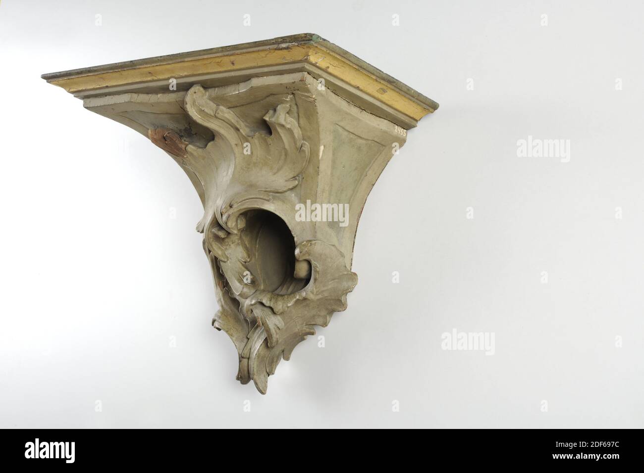Konsole, Anonymous, zweite Hälfte 18. Jahrhundert, Holz, Eisen, Farbe, Holzkonsole mit Akanthus Dekoration. Das Objekt ist grün bemalt und mit einer goldenen Zierleiste beschnitten. In der Mitte der Oberseite ist ein eisernes Auge angebracht. Auf der Rückseite befinden sich zwei eisenverstärkte, längliche Löcher. Unten rechts auf der Konsole ist eine alte Inventarnummer mit [24 ..] über einem horizontalen Streifen und 1.79 unten, Allgemein: 29 x 33.6 x 16cm 290 x 336 x 160mm, mit Aufhängeöse: 30.2 x 33 , 6 x 16cm 302 x 336 x 160mm Stockfoto
