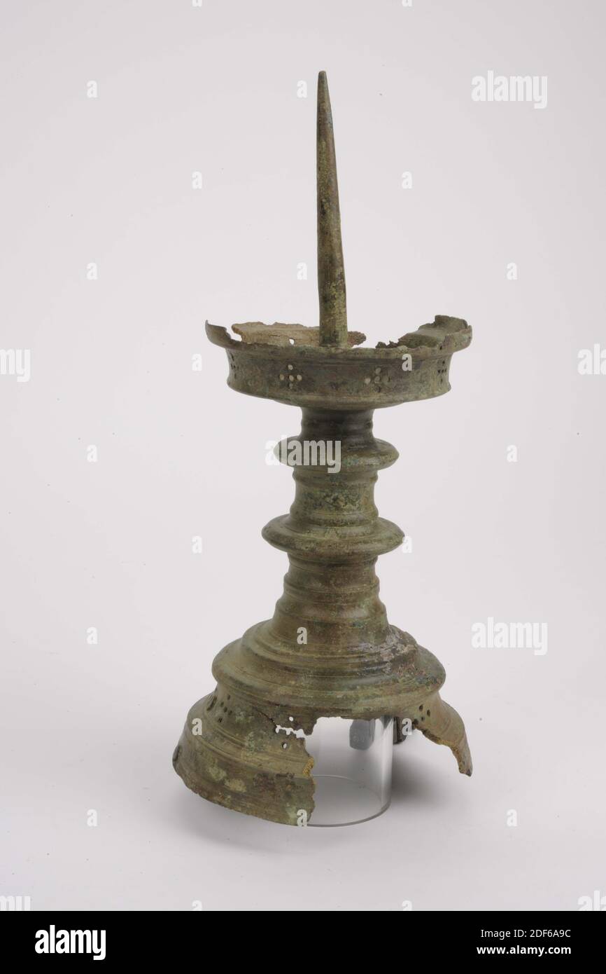 Candlestick, Anonymous, ca. 1450, Guss, Allgemein: 34 x 19.6 x 15,2cm 340 x 196 x 152mm, Löwe, der Kerzenständer ruhte ursprünglich auf drei Löwen, von denen nur einer erhalten ist. Die gewölbte Basis ist mit Formteilen und achtmal einem fünf-Pass-Ornament verziert. Am Fuß, der oben von einer freitragenden Kante begrenzt wird, erhebt sich der kegelförmige hohle, profilierte Stamm, der zwei ringförmige Knoten hat, von denen der untere den größten Durchmesser hat. Der Stamm endet in einer ca. 3 cm tiefen Fettfalle, die acht Mal an der senkrechten Wand mit einem fünfstufigen Ornament verziert ist. Stockfoto Candlestick, Anonymous, ca. 1450, Guss, Allgemein: 34 x 19.6 x 15,2cm 340 x 196 x 152mm, Löwe, der Kerzenständer ruhte ursprünglich auf drei Löwen, von denen nur einer erhalten ist. Die gewölbte Basis ist mit Formteilen und achtmal einem fünf-Pass-Ornament verziert. Am Fuß, der oben von einer freitragenden Kante begrenzt wird, erhebt sich der kegelförmige hohle, profilierte Stamm, der zwei ringförmige Knoten hat, von denen der untere den größten Durchmesser hat. Der Stamm endet in einer ca. 3 cm tiefen Fettfalle, die acht Mal an der senkrechten Wand mit einem fünfstufigen Ornament verziert ist. Stockfoto